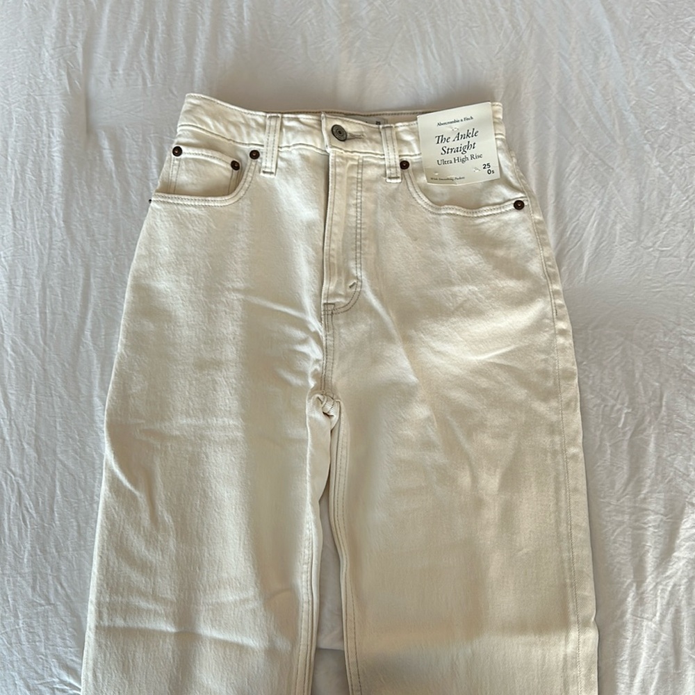 NWT Abercrombie The Ankle Straight Utra High Rise white jeans